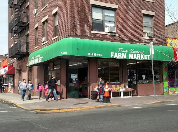 Four Seasons Farmers and Artisans Market